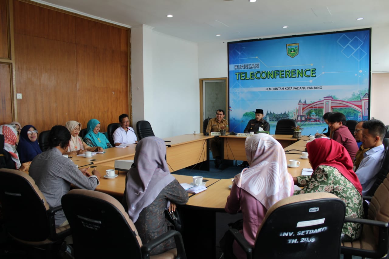 Wali Kota Padang Panjang ketika mengadakan Pertemuan terbatas dengan pegiat Literasi setempat